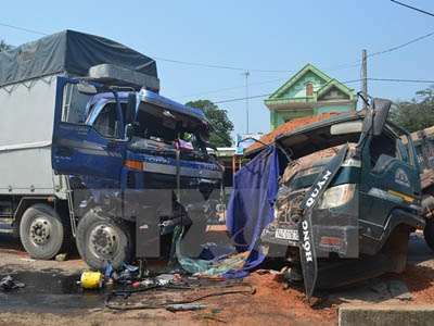 Hiện trường một vụ tai nạn giao thông giữa hai xe tải đấu đầu nhau.